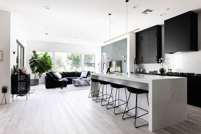 Minimalist kitchen island in a modern open-plan kitchen