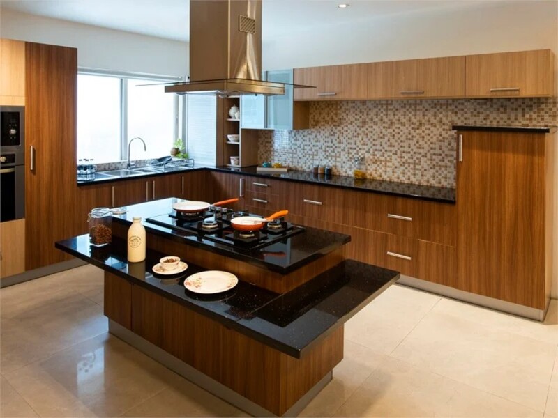 A modular open kitchen island with mixed materials, featuring adjustable storage and shelves in a contemporary kitchen