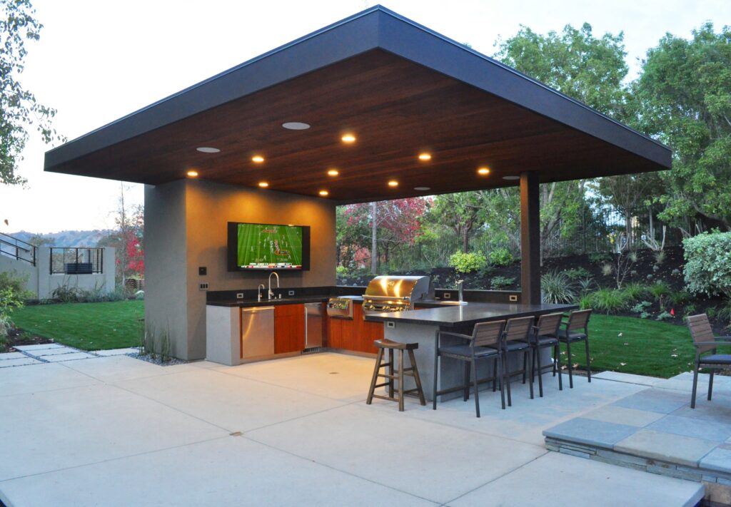 Outdoor kitchen with durable cabinets built to resist moisture and maintain style