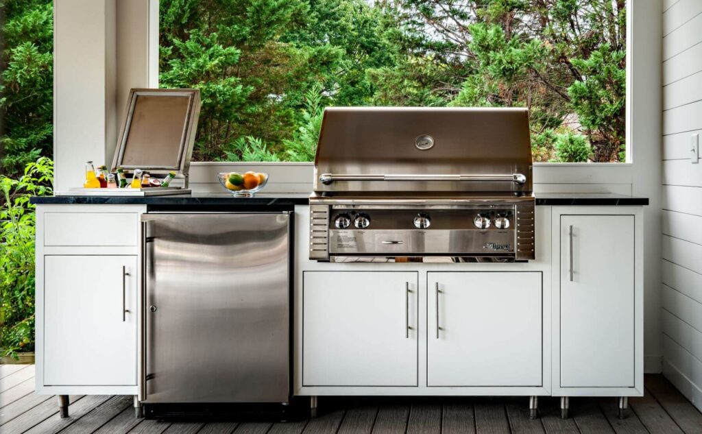 Modern powder-coated aluminum cabinets in an outdoor kitchen, blending durability and aesthetics