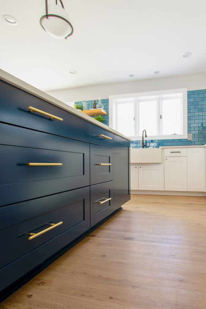 Navy kitchen cabinet colors paired with brass hardware for luxury appeal