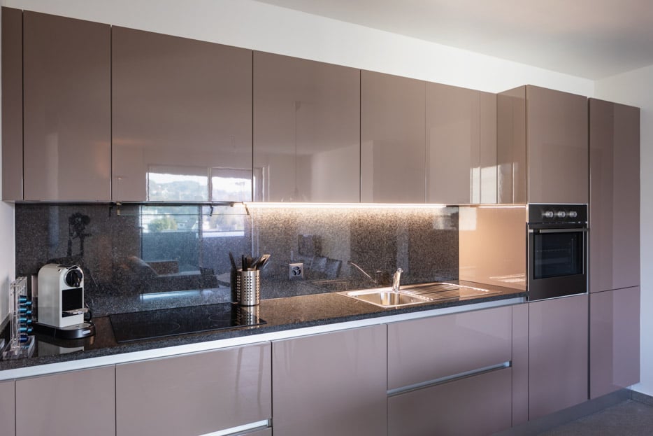 Frameless modern kitchen cabinet door alignment with integrated push-to-open hardware